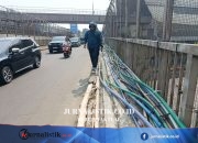 Kabel Utilitas Semrawut di Trotoar Flyover Caman Bekasi Buat Pejalan Kaki Terpaksa Turun ke Jalan