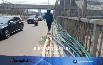Kabel Utilitas Semrawut di Trotoar Flyover Caman Bekasi Buat Pejalan Kaki Terpaksa Turun ke Jalan