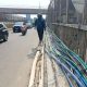 Kabel Utilitas Semrawut di Trotoar Flyover Caman Bekasi Buat Pejalan Kaki Terpaksa Turun ke Jalan