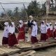 Lewati Lumpur & Sungai Deras, Wawa Gen Z Bangun Akses Sekolah untuk Anak di Daerah 3T