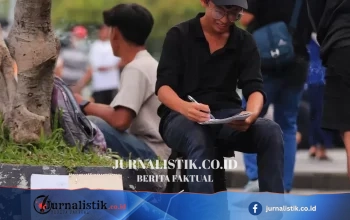 Muhammad (16) di Jakarta Putus Sekolah: Jual Roti dan Lukis Sketsa untuk Ibunya