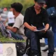 Muhammad (16) di Jakarta Putus Sekolah: Jual Roti dan Lukis Sketsa untuk Ibunya