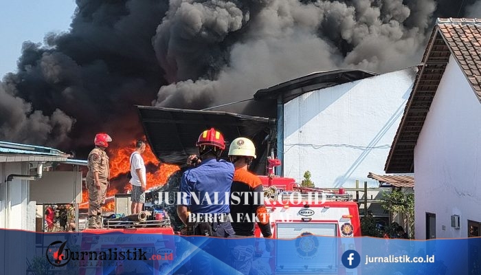 Pabrik Sandal PT Porto di Karanganyar Dilalap Api, Asap Hitam Julang Tinggi
