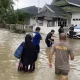 Danti, Ibu Hamil di Sinjai, Rela Menerobos Banjir Setinggi Paha ke RS Bersalin Restu Ibu