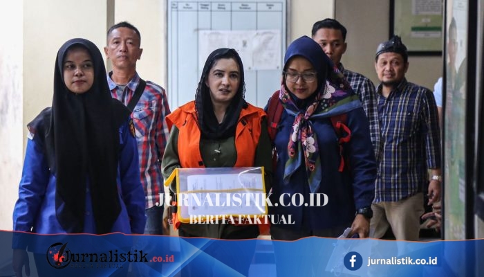Terlihat Tertatih Saat Sidang Perdana, Fadia Arafiq Tak Ajukan Pembantaran Penahanan untuk Berobat