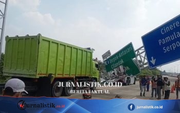 Rambu Penunjuk Arah di Tol Cijago Depok Roboh setelah Truk Menabrak