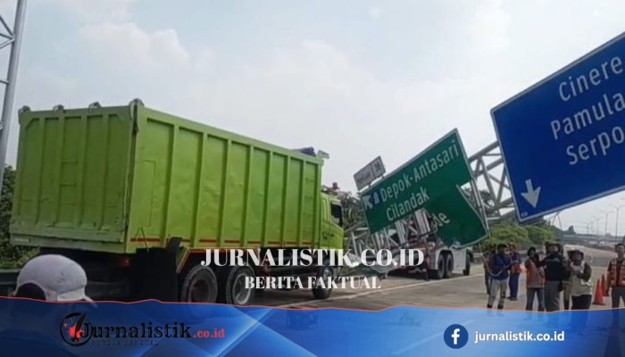 Rambu Penunjuk Arah di Tol Cijago Depok Roboh setelah Truk Menabrak