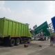 Rambu Penunjuk Arah di Tol Cijago Depok Roboh setelah Truk Menabrak
