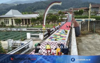 Rayakan HUT RI, Warga Lereng Gunung Lawu Lukis Motif Batik di Jalan Kampung 600 Meter