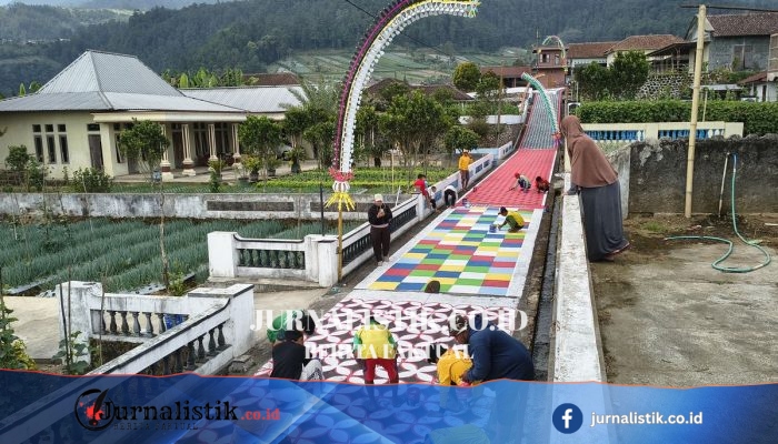 Rayakan HUT RI, Warga Lereng Gunung Lawu Lukis Motif Batik di Jalan Kampung 600 Meter