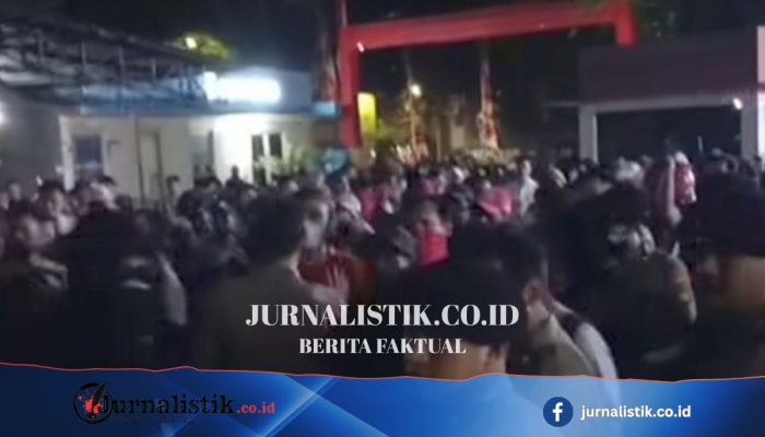 Handphone Ojol Diduga Dibidik Massa Saat Rekam Penggerudukan Mapolsek Metro Menteng