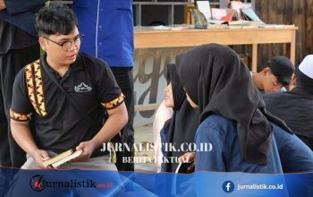 Yoga Pratama Keliling Lampung Tengah Buka Lapak Baca, Sarjana HI dengan Puluhan Buku