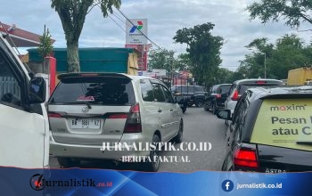 Gangguan Jalur Distribusi, Tambahan Stok BBM Belum Meredam Antrean Panjang di SPBU Sumbar