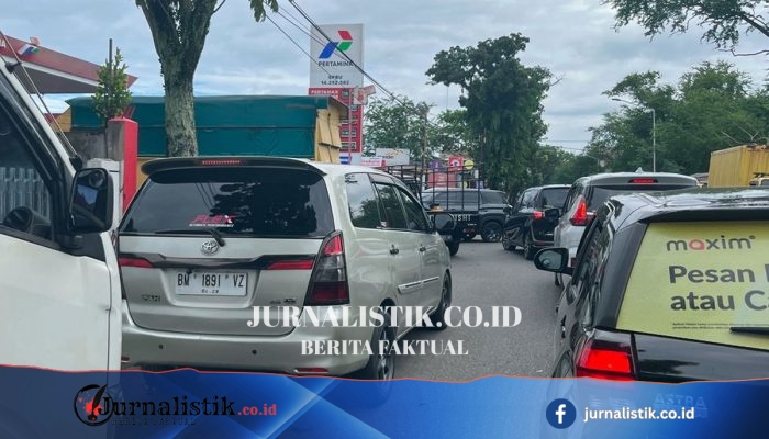 Gangguan Jalur Distribusi, Tambahan Stok BBM Belum Meredam Antrean Panjang di SPBU Sumbar