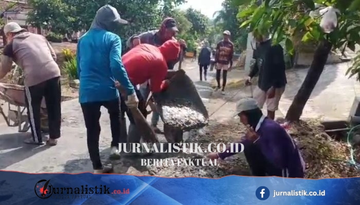 Kesabaran Warga Pati Habis, Puluhan Orang Patungan Rp 16 Juta Tambal Jalan Rusak