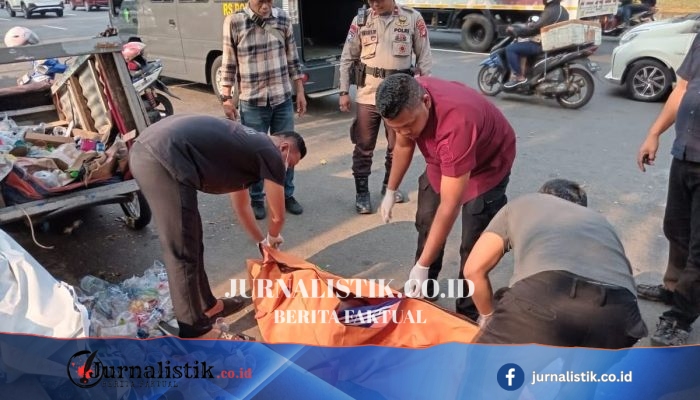 Pemulung Tewas di Atas Gerobak Depan RS UKI Kramat Jati, Diduga Akibat Sakit
