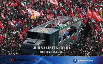 Puluhan ribu massa memadati jalan Teheran untuk prosesi pemakaman Ayatollah Ali Khamenei