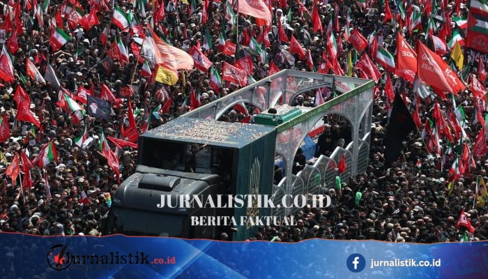 Puluhan ribu massa memadati jalan Teheran untuk prosesi pemakaman Ayatollah Ali Khamenei