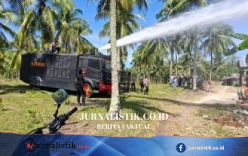 Brimob Gorontalo Tanggap Cepat Padamkan Kebakaran Pohon Aren di Desa Isimu Raya