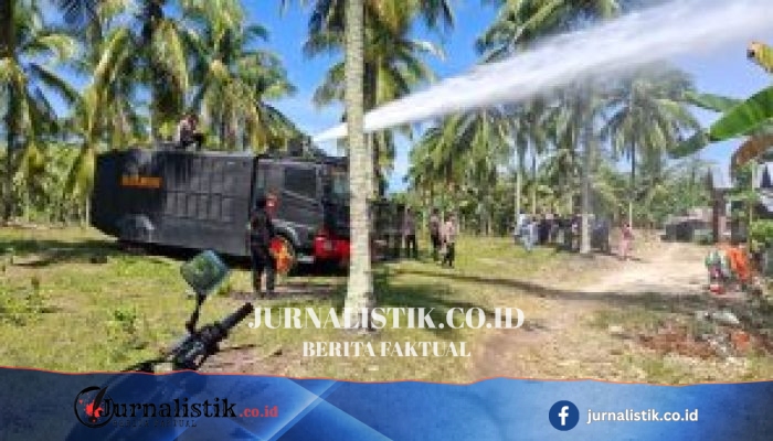 Brimob Gorontalo Tanggap Cepat Padamkan Kebakaran Pohon Aren di Desa Isimu Raya