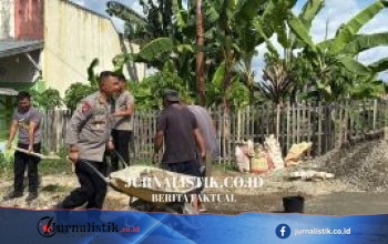 Hari ke-3, Brimob Gorontalo Salurkan 20 Sak Semen untuk Perbaikan Jalan Isimu Raya