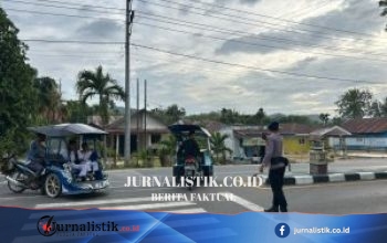 Brimob Polda Gorontalo Layani Penyeberangan Aman bagi Siswa SDN 1 Tibawa