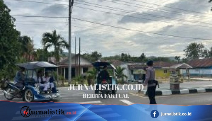 Brimob Polda Gorontalo Layani Penyeberangan Aman bagi Siswa SDN 1 Tibawa