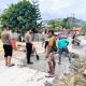 Gotong Royong Hari Kesepuluh di Isimu Raya, Brimob Gorontalo dan Warga Terus Cor Lubang Jalan