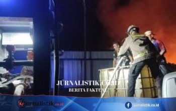 Samapta Polda Gorontalo Kerahkan 9 Personel Padamkan Kebakaran Tumpukan Kayu di Gorontalo Utara