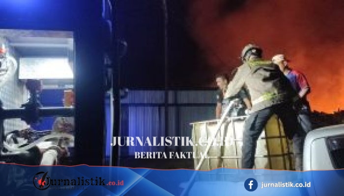 Samapta Polda Gorontalo Kerahkan 9 Personel Padamkan Kebakaran Tumpukan Kayu di Gorontalo Utara