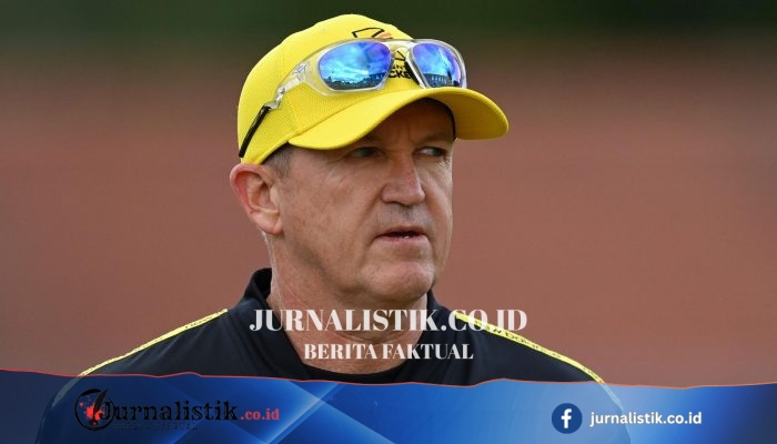 Andy Flower menegaskan tak akan jadi kandidat pengganti Brendon McCullum sebagai pelatih kepala tim Test Inggris