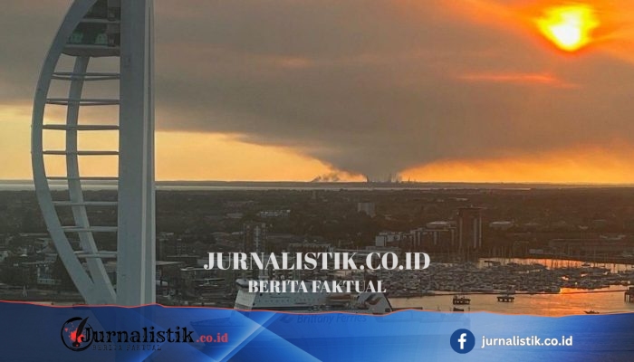Operasi pemadaman di New Forest berlanjut semalaman setelah banyak mobil ditinggalkan