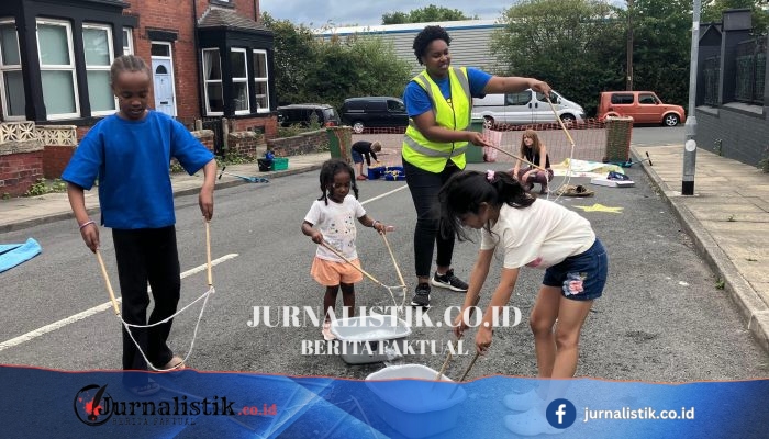 Leeds Tutup Jalan Hunian Sementara, Anak Bisa Bermain dengan Aman