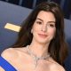 Anne Hathaway Santai Hadapi Teori “Fake Baby Bump” dan Tulis: “Fake Hair, Real Bump”