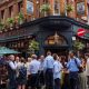 Kontroversi minum sambil berdiri di London Tengah: Westminster dibidik soal pembaruan kebijakan lisensi