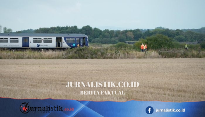 Pria tewas di Burscough setelah kereta menabrak van di perlintasan rel