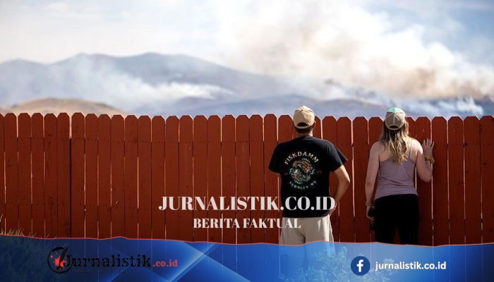 Kebakaran hutan Hawk Fire: 90.000 warga diperintahkan mengungsi saat api mendekati Reno, Nevada
