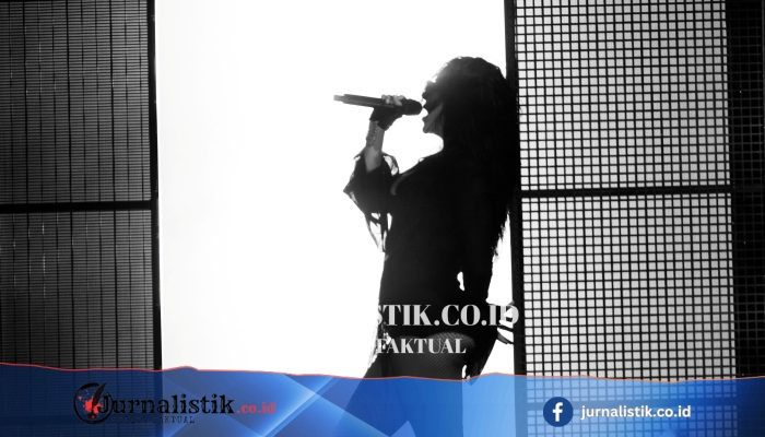 Charli XCX Bikin Reading Festival Bergemuruh dengan Set yang Menelusuri Era Musiknya