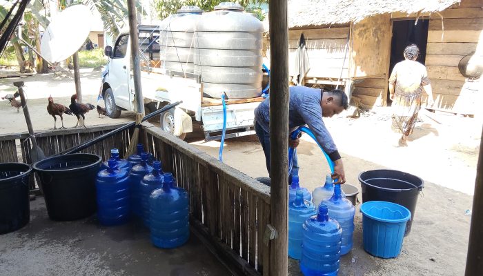 YR TIM Distribusikan Air Bersih Hari Kedua, 24.200 Liter untuk Mootilango dan Palopo