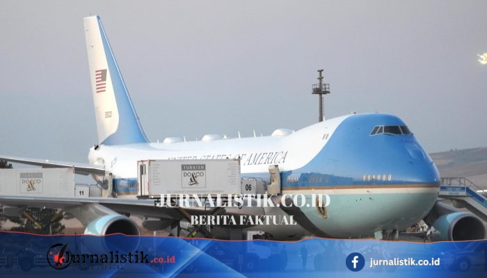 Kabinet Trump berada di pesawat umpan setelah Trump meninggalkan pesawat secara diam-diam, saat ia naik penerbangan berbeda di Turki pada KTT NATO