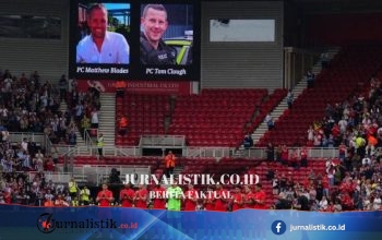 Suporter beri penghormatan bagi Matthew Blades dan Tom Clough, dua polisi Cleveland tewas di A66 dekat Middlesbrough