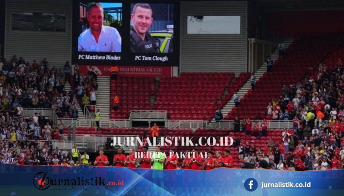 Suporter beri penghormatan bagi Matthew Blades dan Tom Clough, dua polisi Cleveland tewas di A66 dekat Middlesbrough