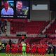 Suporter beri penghormatan bagi Matthew Blades dan Tom Clough, dua polisi Cleveland tewas di A66 dekat Middlesbrough