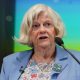 Pelukan Keluarga dan Sahabat Mengiringi Pemakaman Ann Widdecombe