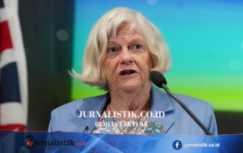 Keluarga dan sahabat Ann Widdecombe berkumpul di pemakamannya