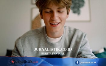Siswa menunggu nilai GCSE dan BTec saat aplikasi mulai digunakan di 750 sekolah Inggris