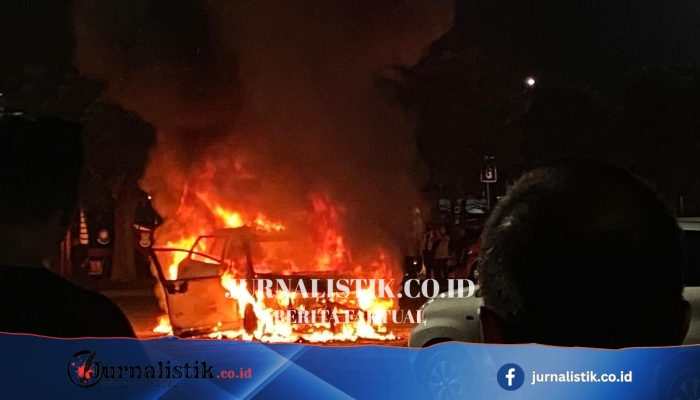 Avanza Terbakar di Km 1 Tol Jakarta-Cikampek Malam Ini, Arus Dekat KCIC Macet