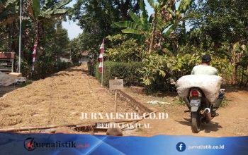 Tiga Tahun Jalan Rusak, Warga Pekalongan Urunan Swadaya dan Perbaiki Sendiri