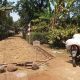 Tiga Tahun Jalan Rusak, Warga Pekalongan Urunan Swadaya dan Perbaiki Sendiri