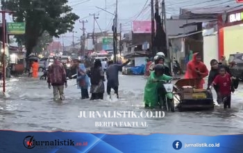 Puluhan Motor Mogok di Jalan Utama Padang, Banjir Bukti Drainase Belum Siap
